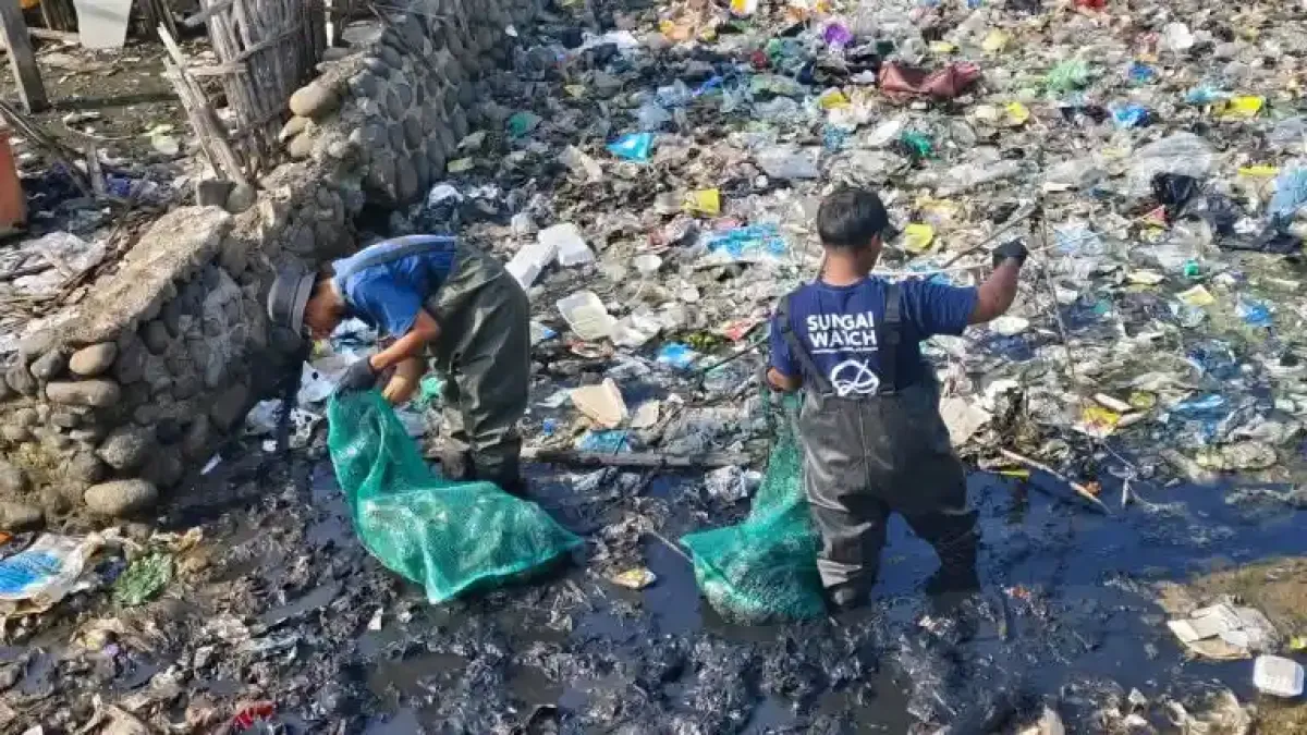 Aksi Bersih Pantai Kalibuntu, Sungai Watch dan Pemkab Probolinggo Angkut 2,1 Ton Sampah