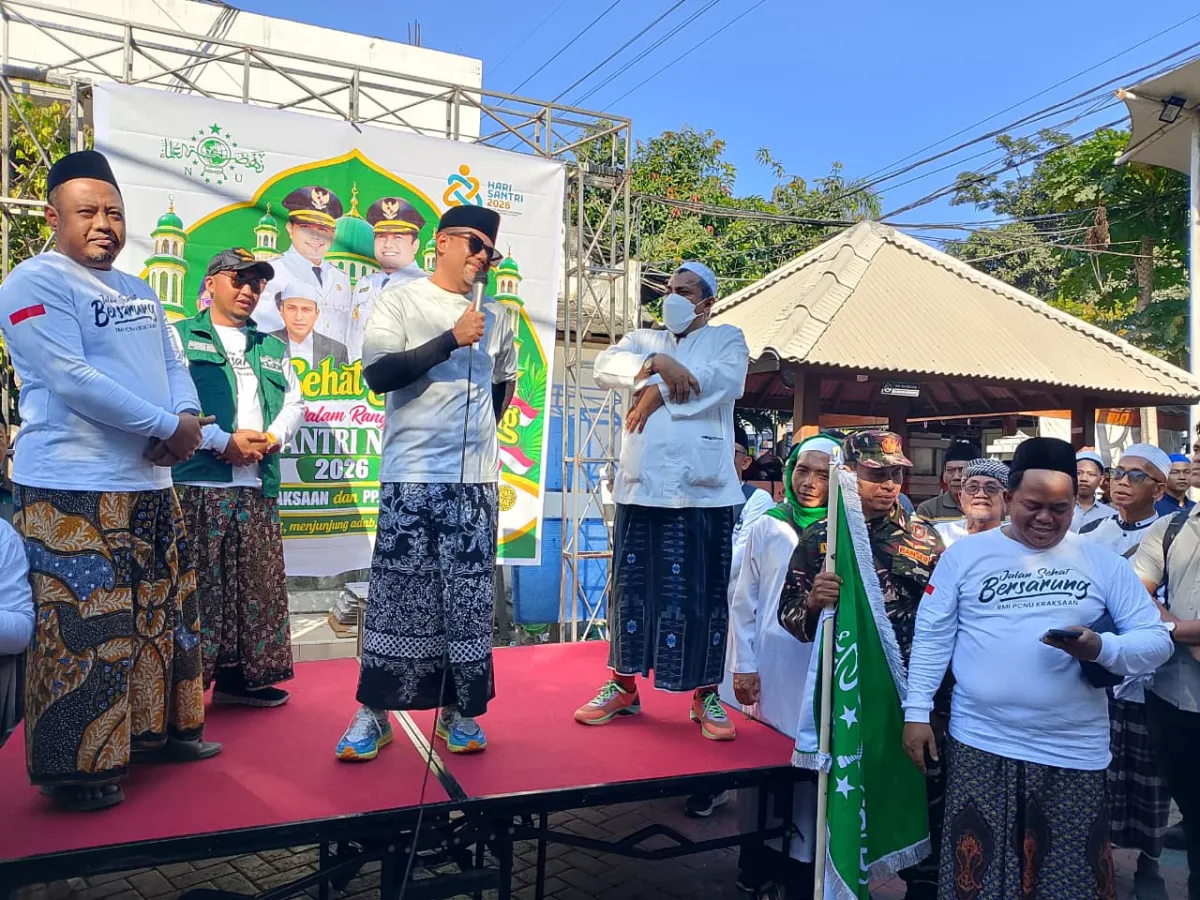Ribuan Santri dan Warga Ikuti Jalan Sehat Bersarung, Gus Haris Tegaskan Identitas Santri