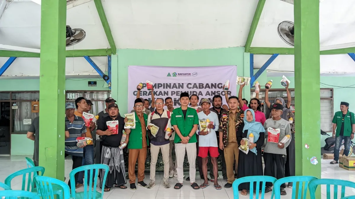 Harlah ke-92 GP Ansor, PC Ansor Kraksaan Gelar Bakti Tani dan Salurkan Bantuan Obat Pertanian untuk Petani