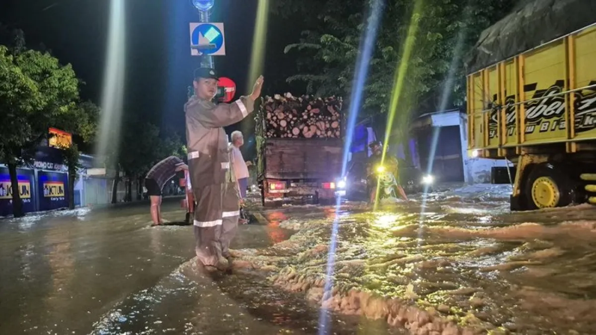 Luapan Sungai Kertosono Picu Banjir di Pantura Probolinggo, Lalu Lintas Diberlakukan Satu Arah