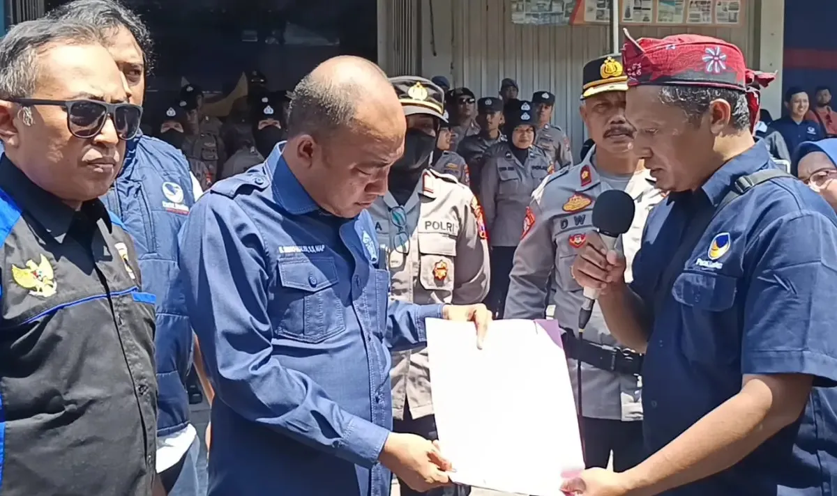 Puluhan Simpatisan NasDem Probolinggo Gelar Aksi di Kantor DPD, Desak Tempo Klarifikasi dan Permintaan Maaf kepada Surya Paloh