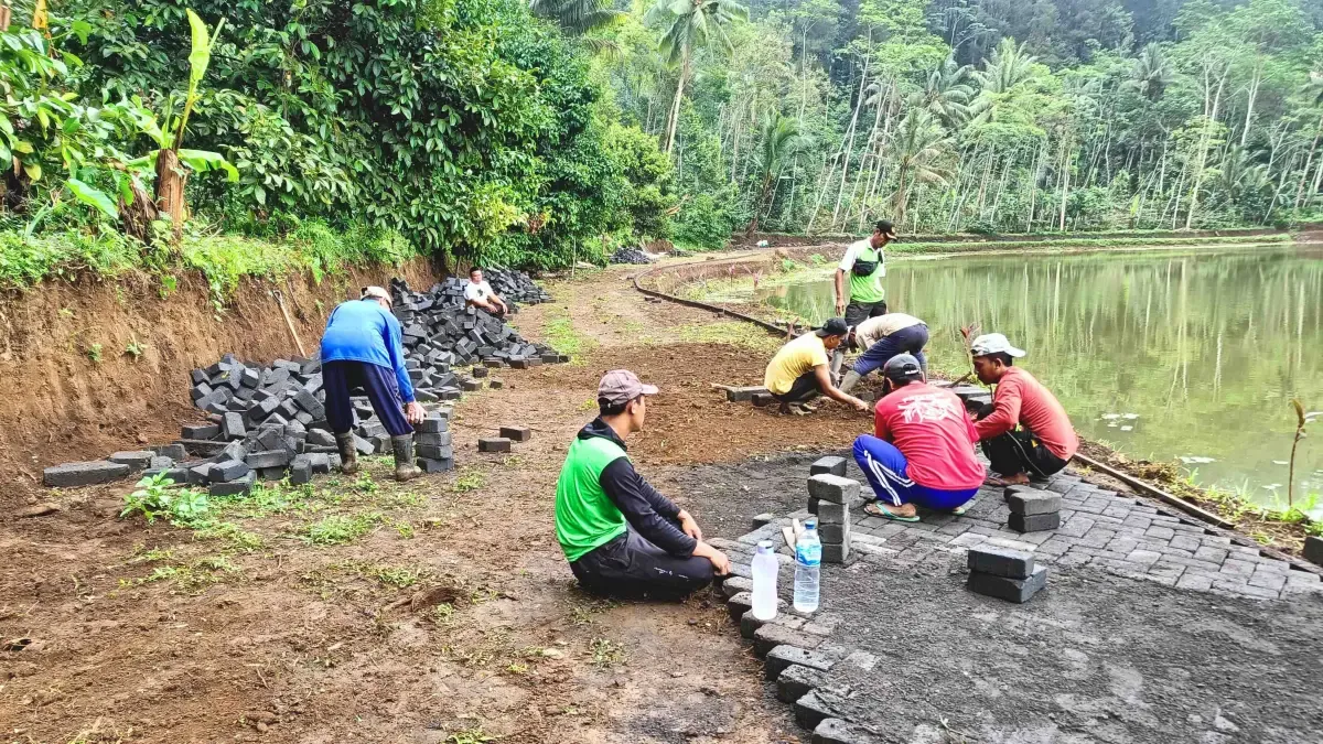 Cegah Longsor, Desa Andungsari Kecamatan Tiris Bangun TPT