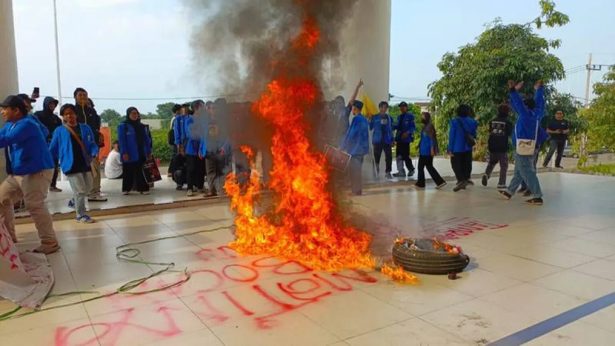 PMII Pasuruan Bakar Ban, Soroti Ketimpangan Penanganan Kasus Tambang Winongan