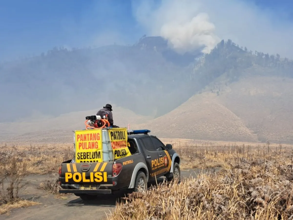 Api Melanda Savana Blok Pengol Bromo, Polres Probolinggo Turunkan Armada Modifikasi
