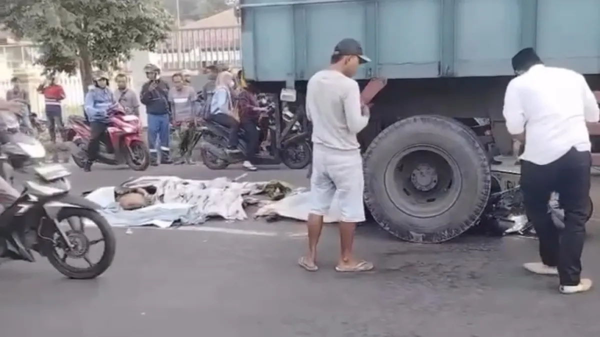 Tiga Remaja Meninggal Dunia Usai Motor Bertabrakan dengan Truk Gandeng di Paiton Probolinggo